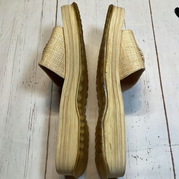 Kathy Ireland woman’s slides. Neutral color. Size 10. - Picture 5 of 7